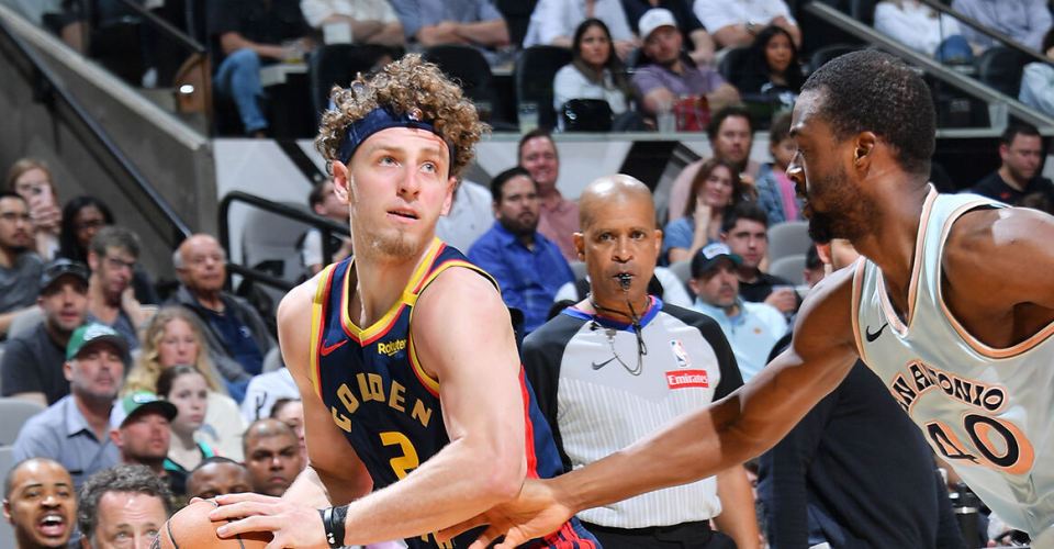 勇士主场大胜马刺,止住颓势 勇士主场大胜马刺,止住颓势