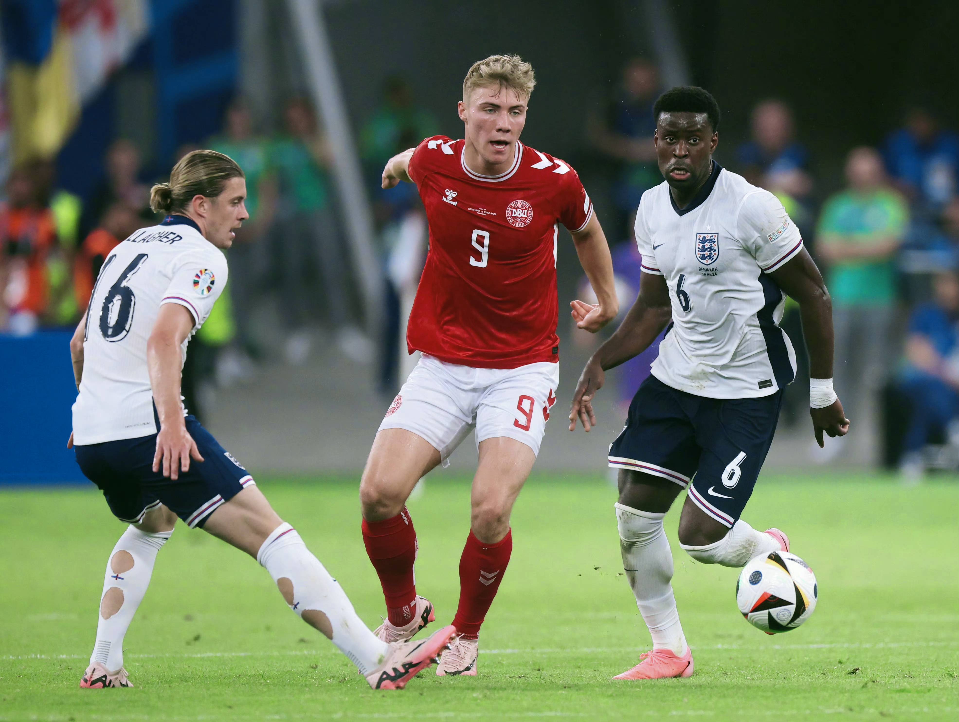 关于英格兰队在比赛中赢得胜利,取得第一名的信息 关于英格兰队在比赛中赢得胜利,取得第一名的信息