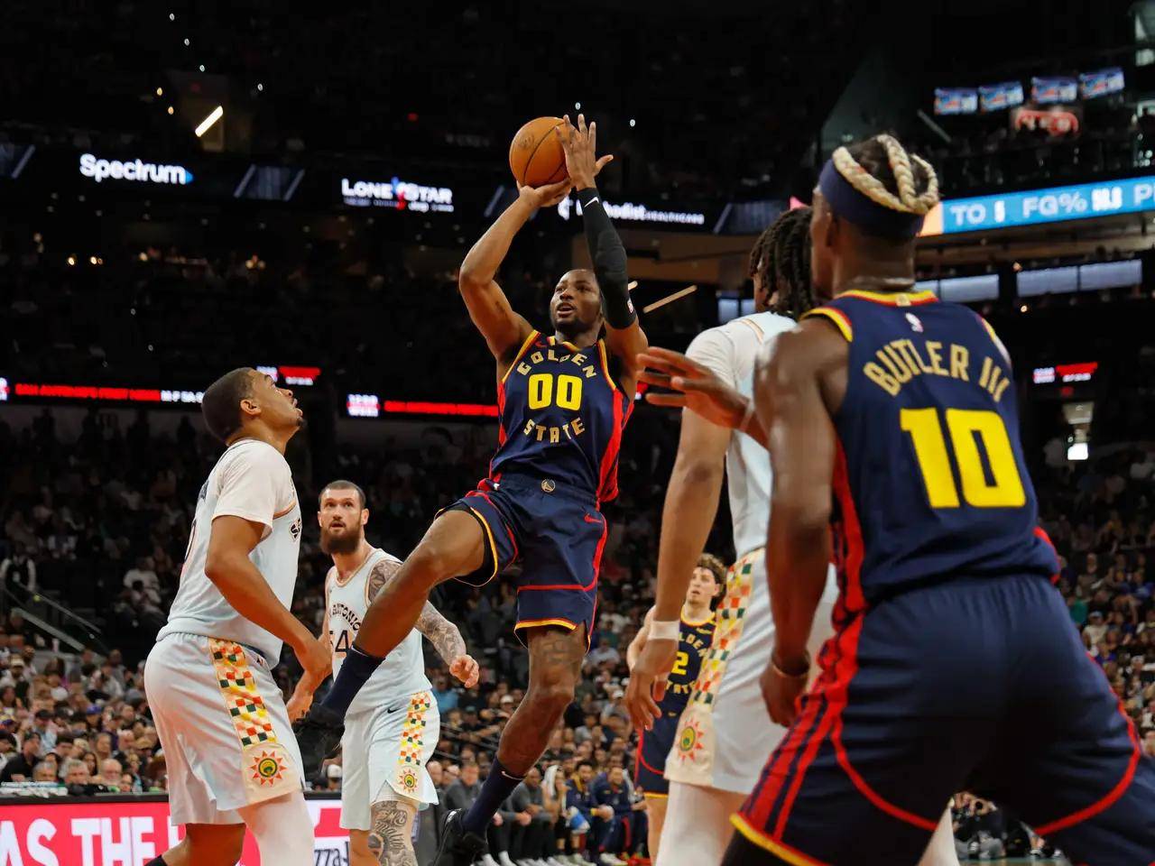 勇士主场大胜马刺,保持不败 勇士主场大胜马刺,保持不败