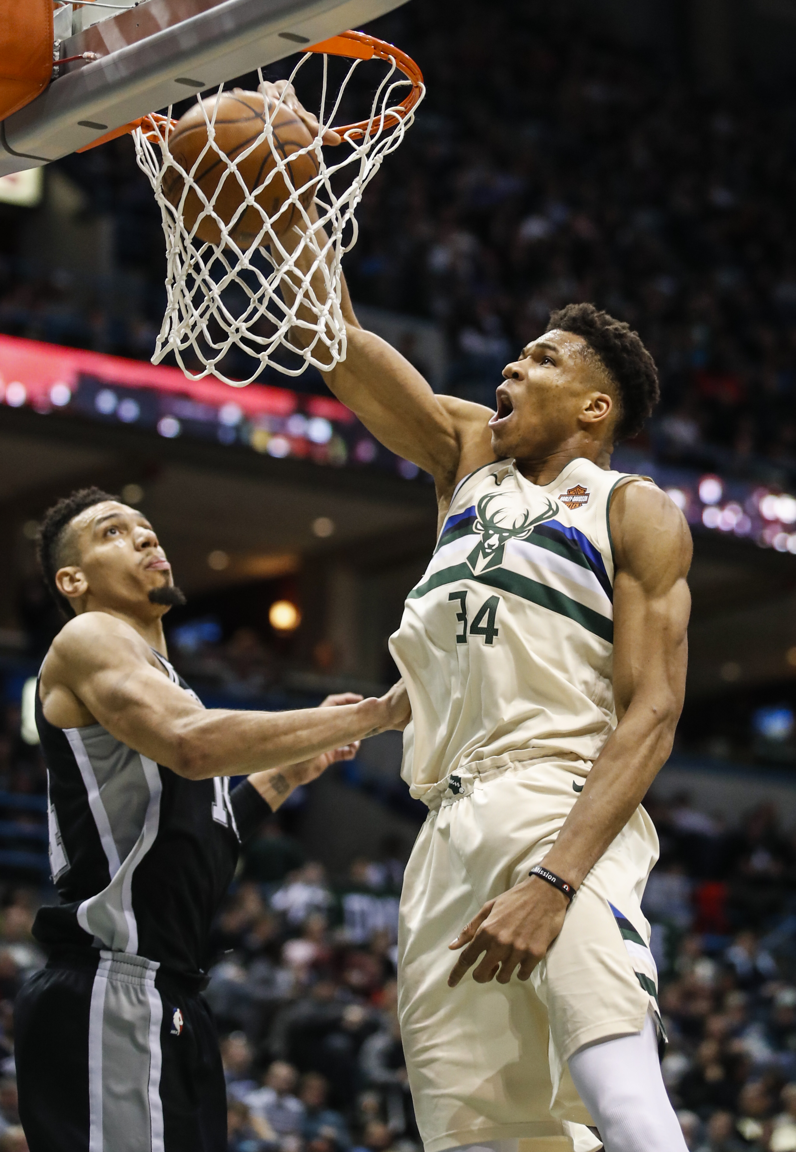 雄鹿击败马刺，稳住西部排名