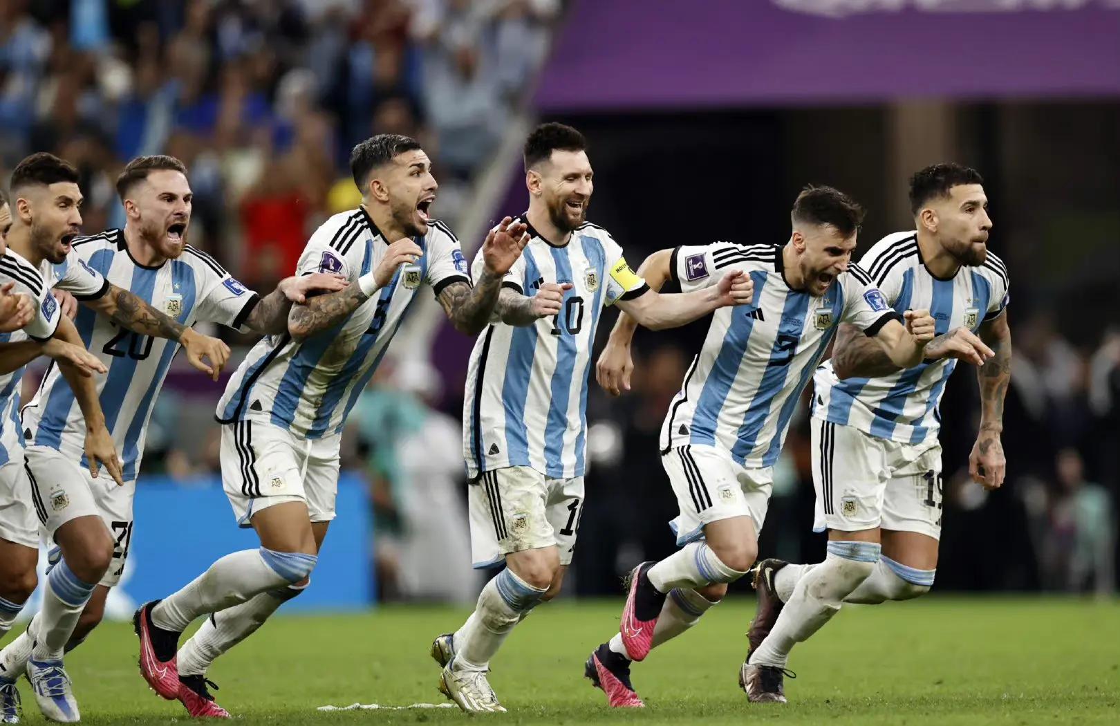 1xbet体育登录-球迷热情赞颂球员的表现，场面热闹非凡