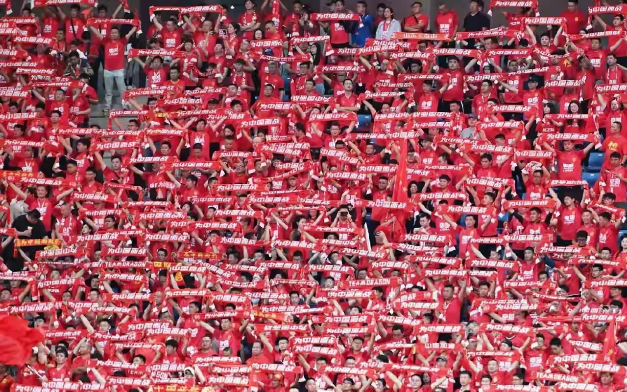 球迷热情赞颂球员的表现,场面热闹非凡 球迷热情赞颂球员的表现,场面热闹非凡