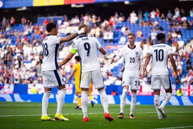 英格兰超级联赛激烈争夺，四大强队争夺冠军