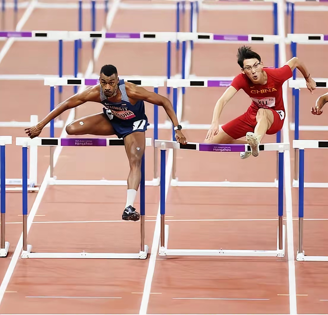 1xbet体育视频-赛场上球员奋发向前，不畏艰难